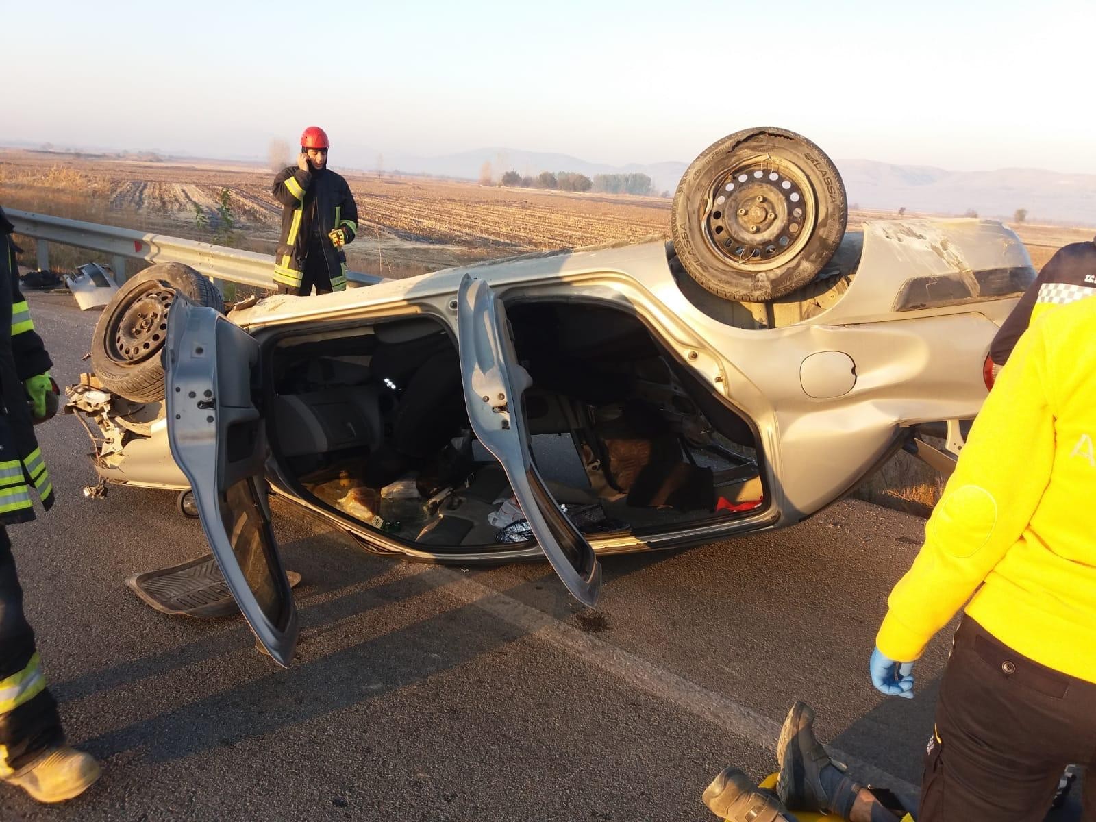 Otomobil Takla Attı Sürücüsü Yaralı Olarak Çıkartıldı